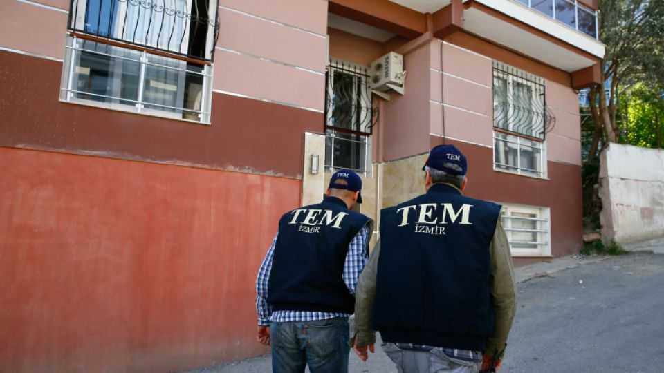 Turkish anti-terror unit members have been spotted in front of the raided house in western province of Izmir on April 5, 2016. 
