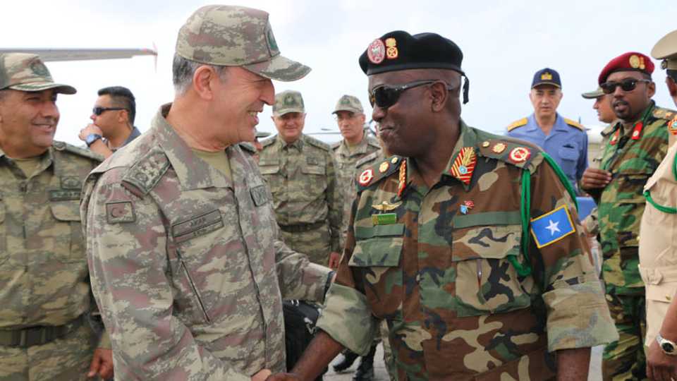 Chief of the General Staff of the Turkish Armed Forces is welcomed by Chief of Army Gen. Mohamed Ahmed Jim'ale. (AA)