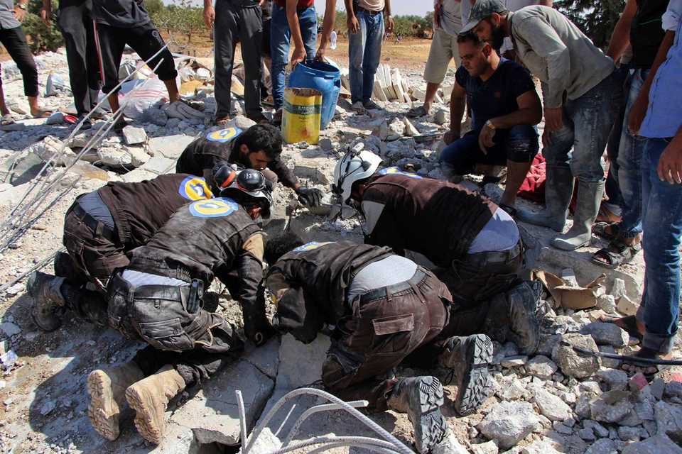 Although de-escalation zones were successfully established in three areas in Syria, the agreement could not be implemented in Idlib, which is of strategic importance for all parties involved in the conflict. Rescuers search rubble in Idlib after an air strike.