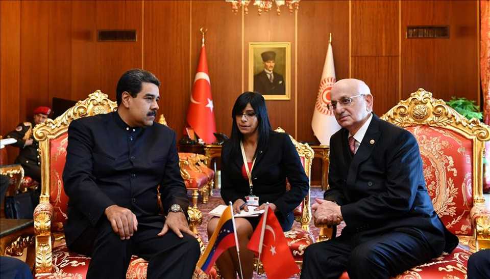 Speaker of the Turkish National Assembly, Ismail Kahraman (R) and Venezuela President Nicolas Maduro (L) meet at the National Assembly in Ankara, Turkey on October 6, 2017. (AA)