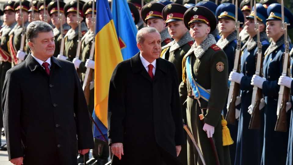 Ukrainian President Petro Poroshenko (L) and Turkey's President Recep Tayyip Erdogan review guard of honour during a ceremony before their meeting in Kyiv,Ukraine on March 20, 2015.[AFP]
