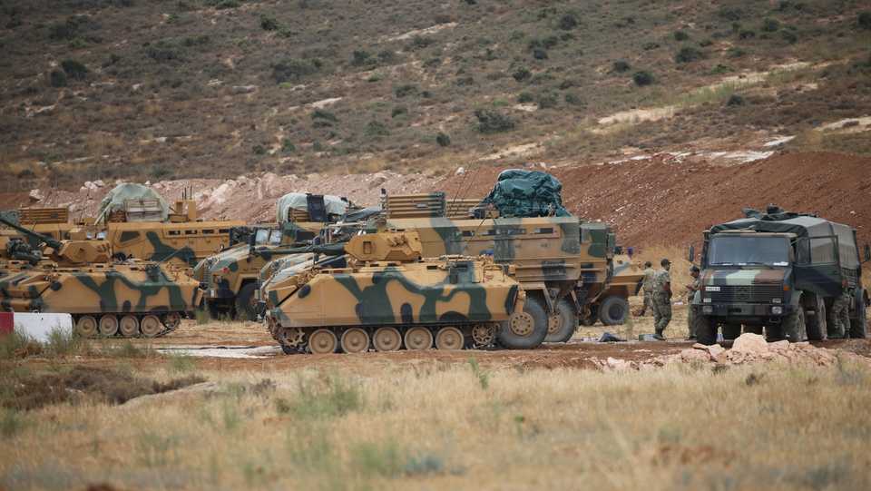 Turkish Army's armoured vehicles and construction vehicles are deployed at the Reyhanli border due to the transition to Idlib, de-conflict zone, in Hatay, Turkey on October 09, 2017 (AA)