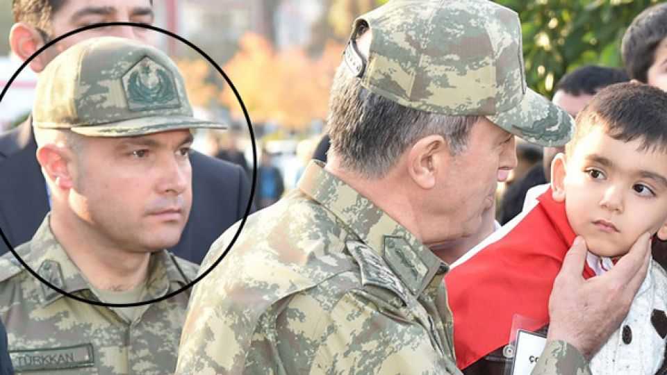 A screenshot of Infantry Lieutenant Colonel Levent Turkkan beside Turkish army's Chief of Staff Hulusi Akar.