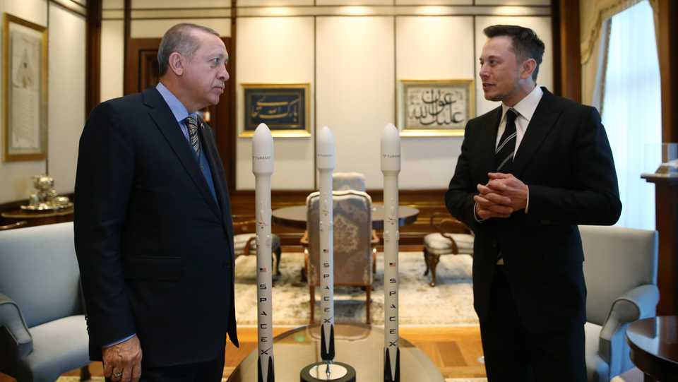 Turkey's President Recep Tayyip Erdogan, left, talks with Elon Musk, right, Tesla and SpaceX CEO, prior to their meeting in Ankara. Nov. 8, 2017.