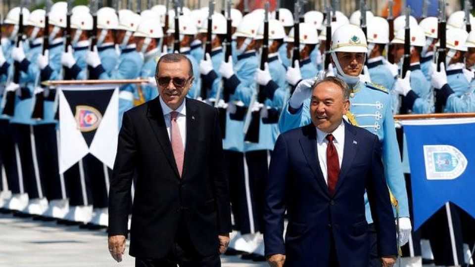 Turkish President Tayyip Erdogan and his Kazakh counterpart Nursultan Nazarbayev (R) review a guard of honour during a welcoming ceremony at the Presidential Palace in Ankara, Turkey, August 5, 2016.