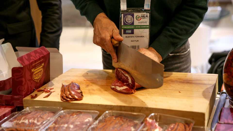 A man slices meat in a food court during the 5th OIC Halal EXPO and World Halal Summit at the Lutfi Kirdar International Convention and Exhibition Center in Istanbul, Turkey on November 23, 2017. (Photo AA)