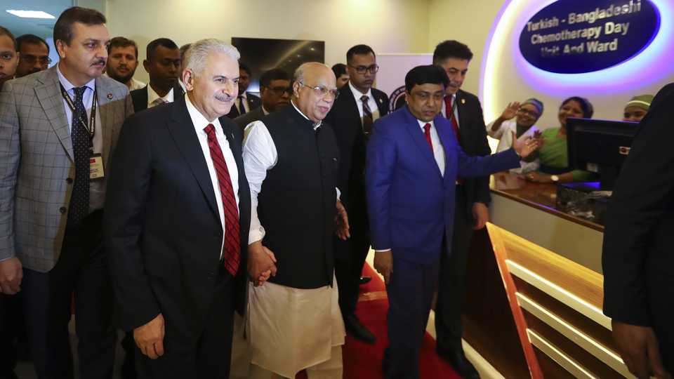 Turkish Prime Minister Binali Yildirim (2nd L) inaugurates the chemotherapy unit established by the Turkish Cooperation and Coordination Agency (TIKA) at Shaheed Suhrawardy Medical College and Hospital in Dhaka, Bangladesh, December 19, 2017.