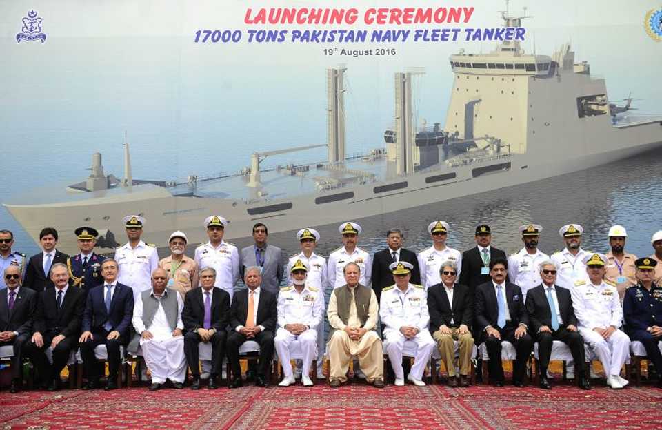 Prime Minister of Pakistan Nawaz Sharif, Turkish Defense Industry Undersecretary Ismail Demir, Undersecretariat for Defense Industries Administrator Davut Yilmaz and military officials attend the launching ceremony, August 19, 2016. Image: Anadolu Agency.
