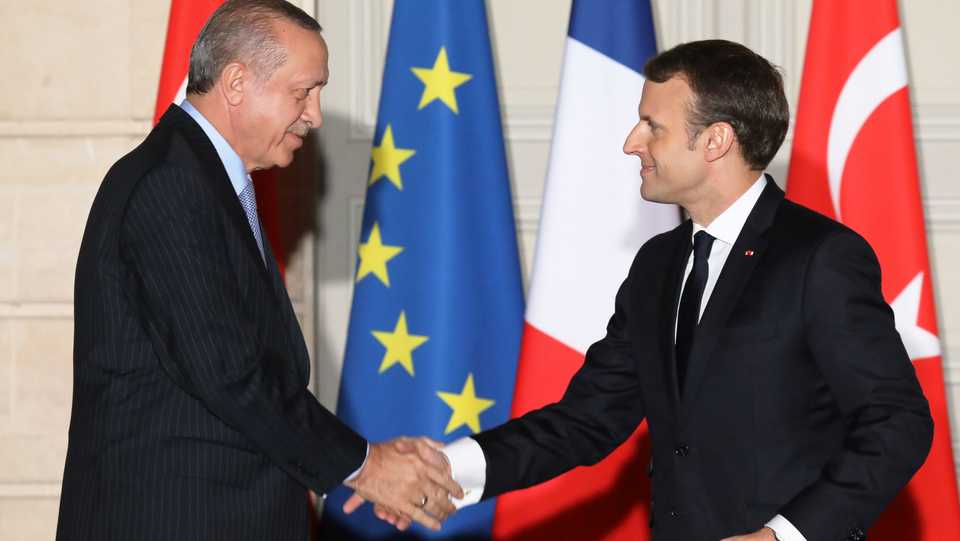 Turkey's President Recep Tayyip Erdogan (L) and his French counterpart Emmanuel Macron.