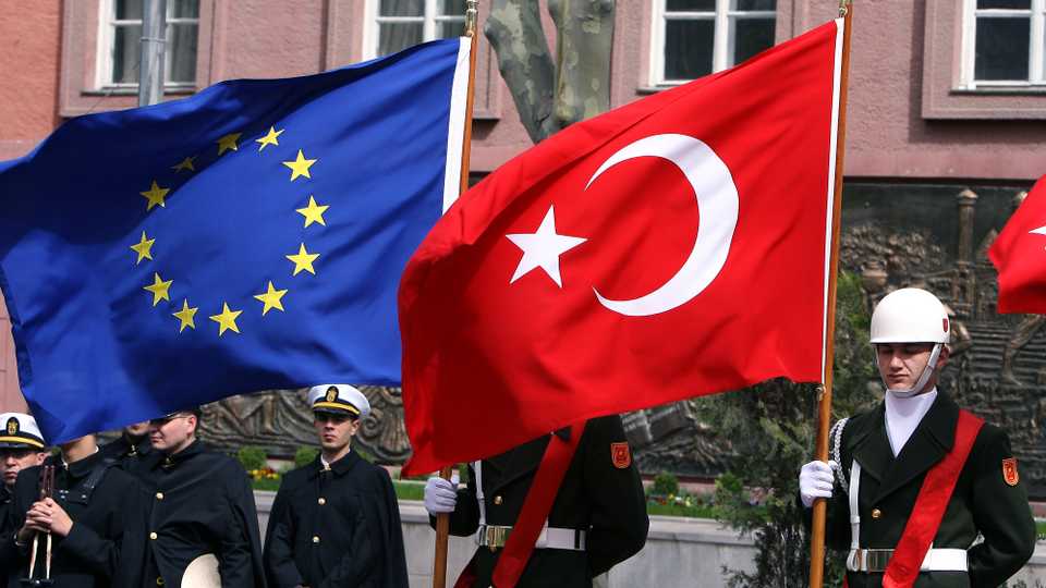 Turkish guards of honour hold the EU and Turkish flags, Ankara, Turkey, April 10, 2008. (File photo)