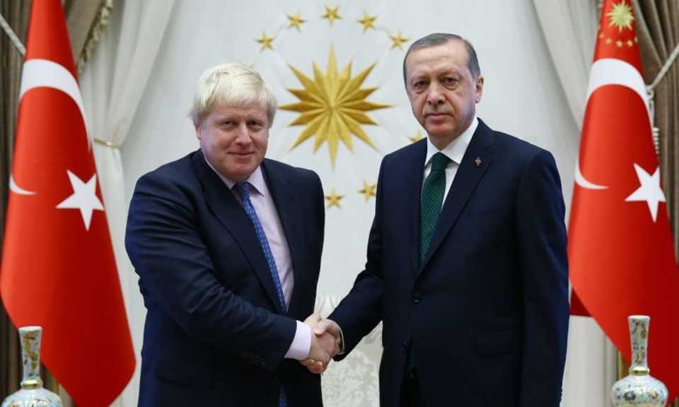 Turkish President Tayyip Erdoğan (R) meets with British Foreign Secretary Boris Johnson at the Presidential Palace in Ankara, Turkey, September 27, 2016.
