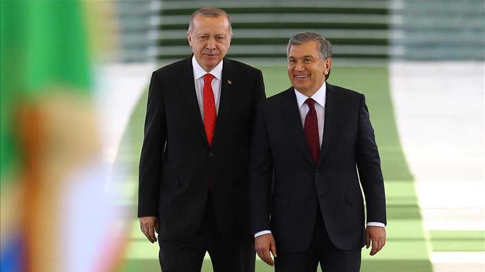 Turkish President Recep Tayyip Erdogan (L) is welcomed by Uzbekistan President Shavkat Mirziyoyev (R) with an official ceremony during his visit in Tashkent, Uzbekistan on April 30, 2018.