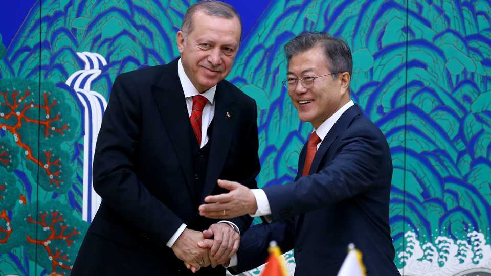 Turkish President Recep Tayyip Erdogan (L) and South Korean President Moon Jae-in (R) arrive to attend signing ceremonies between two countries at the Presidential Palace in Seoul, South Korea on May 2, 2018.
