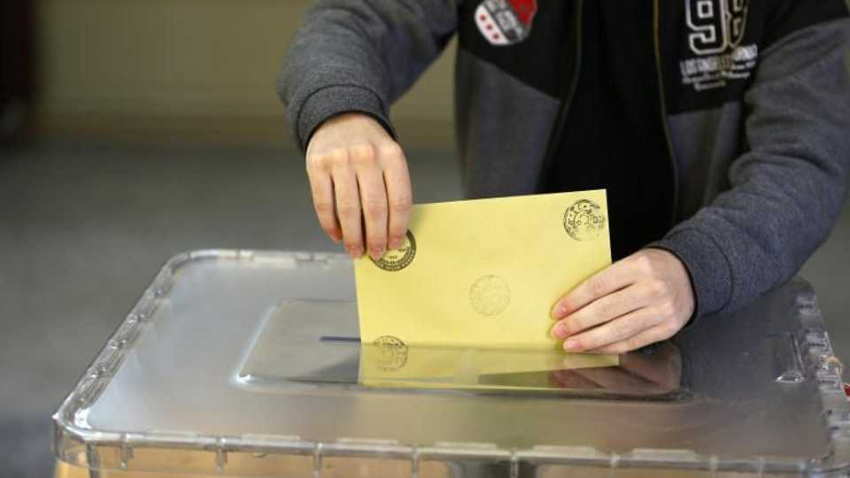 A man casts his ballot at a polling station during a referendum Aegean port city of Izmir, Turkey, April 16, 2017.