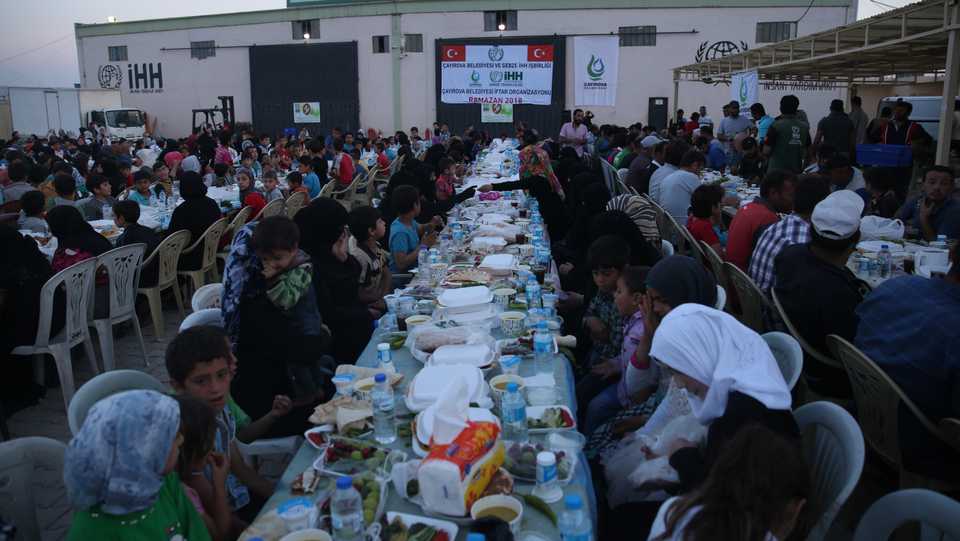 IHH and Turkey's Gebze Cayirova Municipality organise an iftar dinner for 1,200 orphans and their families in Syria's northwestern Azaz district on May 31, 2018.