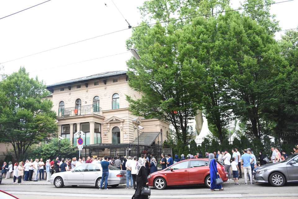 Long queues at a polling station at the Turkish consulate general in Vienna, Austria on June 10, 2018.