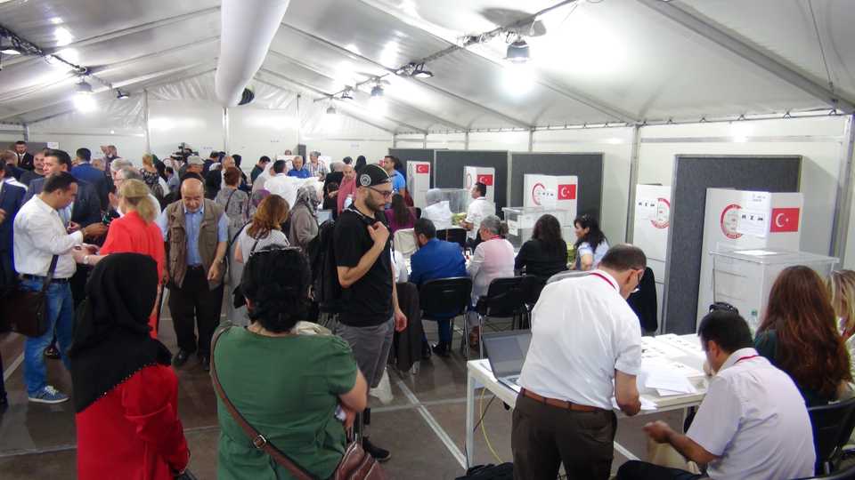 Turkish citizens cast their vote at the Turkish consulate in Cologne, Germany, on June 7, 2018.