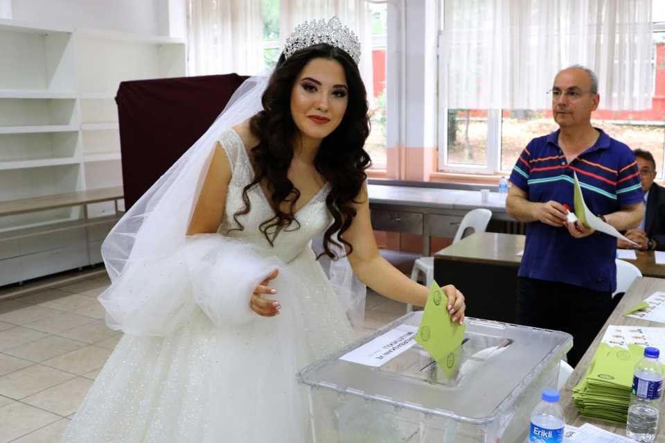 A bride from the eastern Thracian city of Tekirdag casts her vote before her wedding.