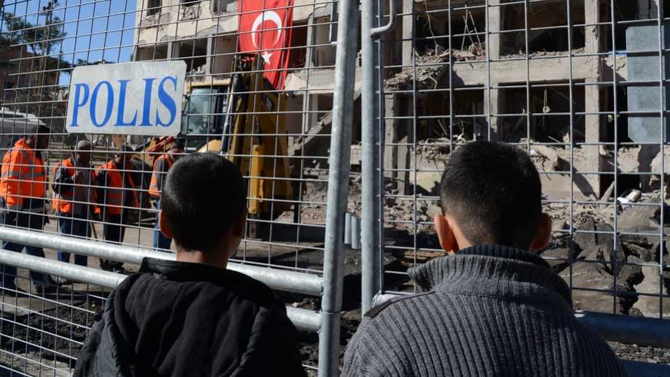 PKK-linked TAK claimed the attack after the Diyarbakir governer rejected media claims that DAESH was responsible for the bombing. 