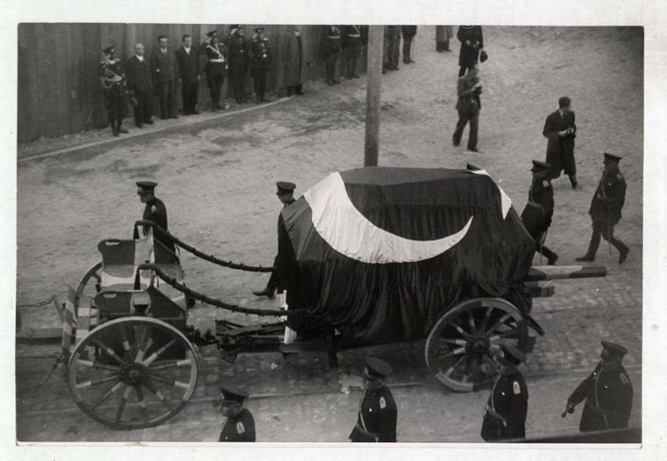 Ataturk died at Dolmabahce Palace in Istanbul on November 10, 1938. A state funeral was held for him in the capital city of Ankara on November 21, which was attended by dignitaries from seventeen nations. His body remains in his resting place at Anitkabir, Ankara. Photo: Wrapped ın a Turkısh flag, Mustafa Kemal's body beıng taken for burial.