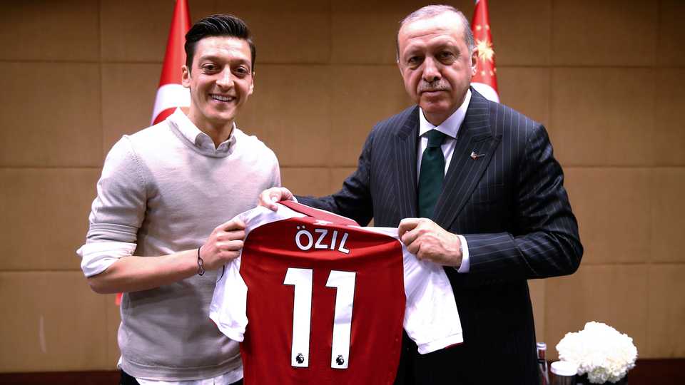 This handout picture taken and released on May 13, 2018 and released on May 14, 2018 by the Turkish Presidential Press office shows Turkish President Recep Tayyip Erdogan (R) posing for a photo with German footballer of Turkish origin Mesut Ozil (L) in London.