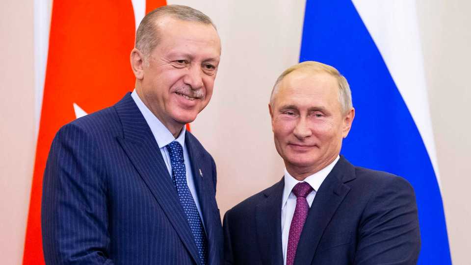 Turkish President Recep Tayyip Erdogan (L) and Russian President Vladimir Putin (R) shake hands during a news conference following their talks in Sochi, Russia, September 17, 2018.