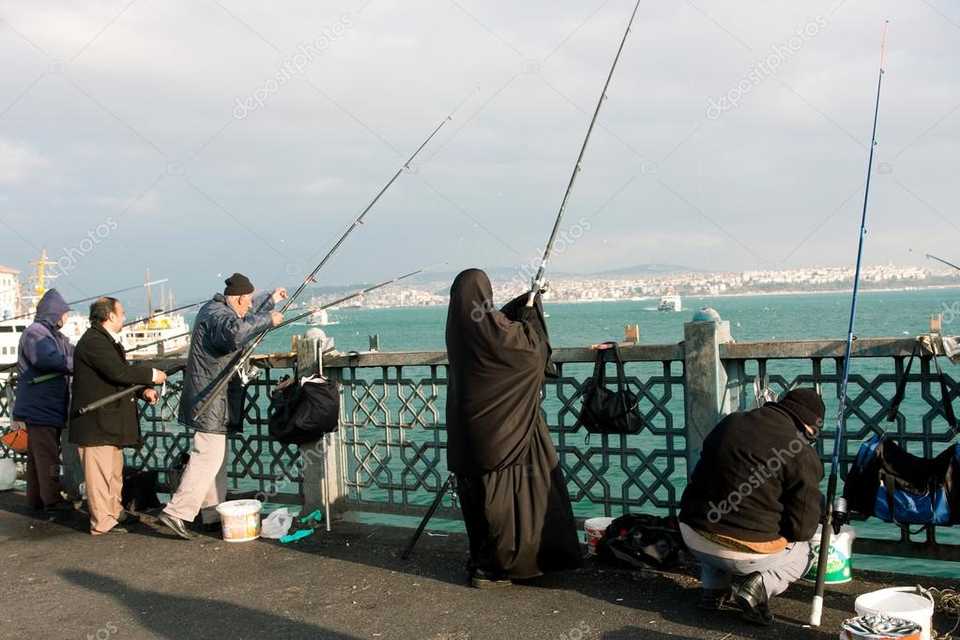 Women fishing on the Galata Bridge in the evening in Istanbul, Turkey. Photo by Radiokafka