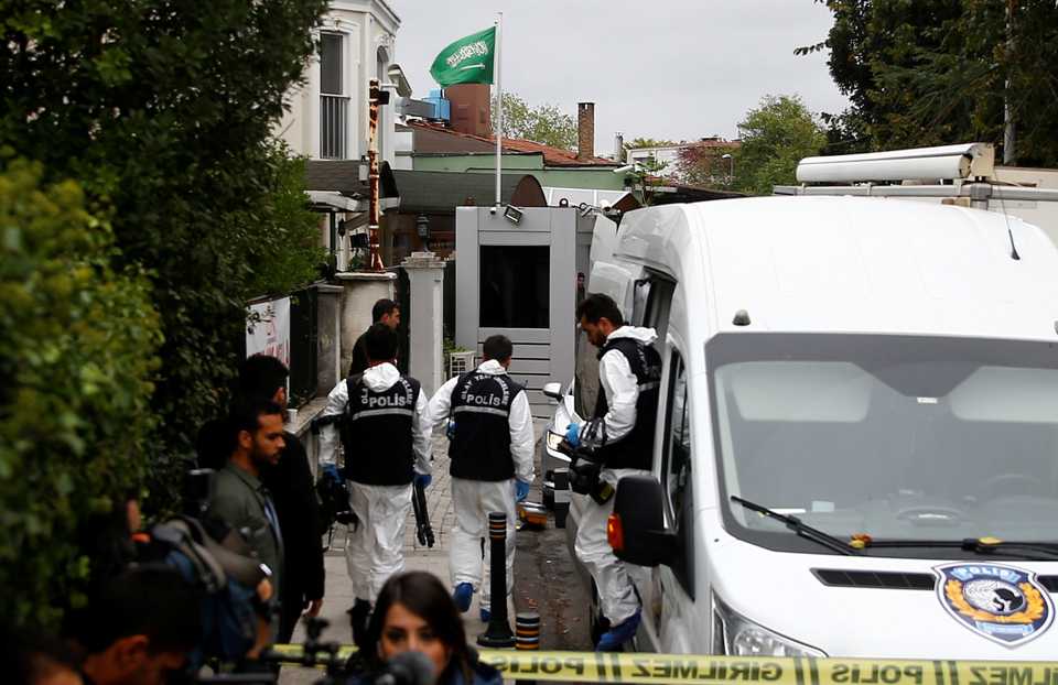 Turkish forensic officials arrive to the residence of Saudi Arabia's Consul General Mohammad al-Otaibi in Istanbul on October 17, 2018. A day before Saudis interrupted a Turkish search at the same site according to TRT World sources.