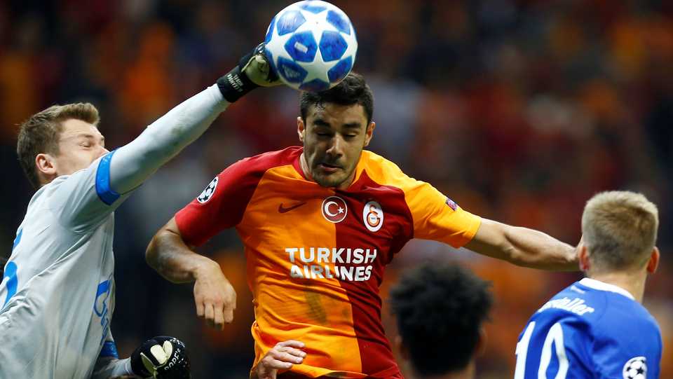 Schalke's Alexander Nubel in action with Galatasaray's Ozan Kabak at Ali Sami Yen Spor Kompleksi, Istanbul, Turkey. October 24, 2018.