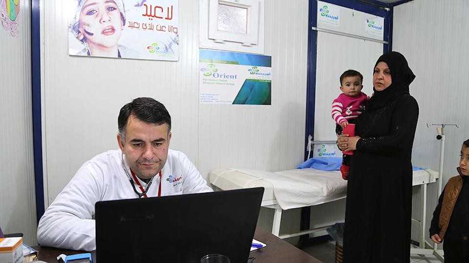 A Syrian doctor examines a Syrian patient in Hatay, Turkey.