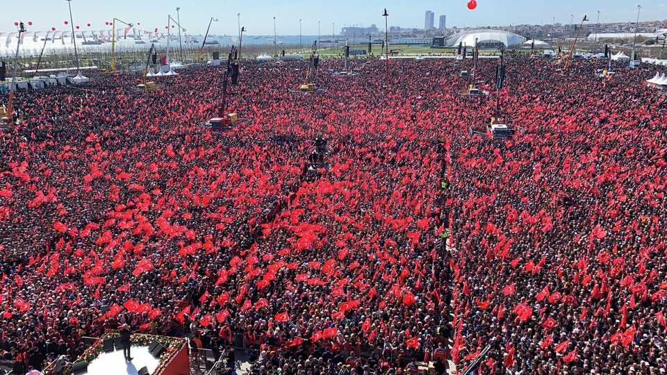 Sea of followers converged at President Erdogan's Istanbul rally, a week ahead of local election.