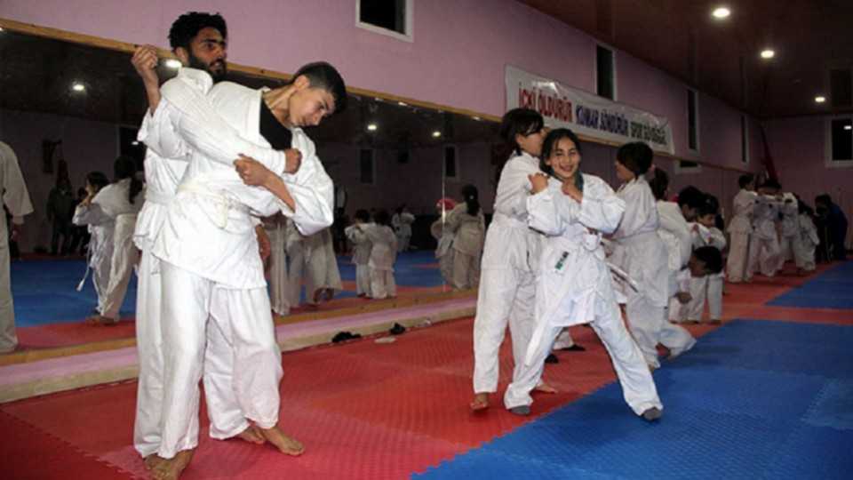 Around 60 Syrian refugee children of Turkmen origin are learning judo in the small Turkish border town of Yayladagi.