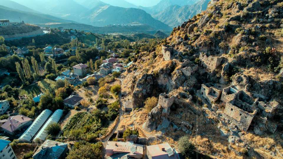District Governor Temel Ayca has began restoring Cukurca’s ‘castle houses’, located in the foothills of one of the town’s towering mountains. The houses are slated to be turned into boutique hotels, restaurants and cafes.