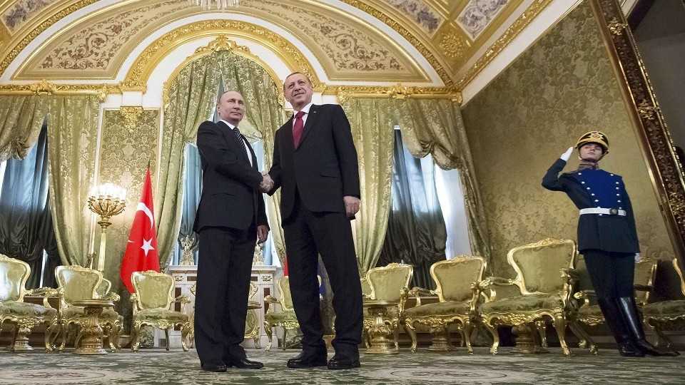 Russian President Vladimir Putin (L) shakes hands with his Turkish counterpart Recep Tayyip Erdogan during a meeting at the Kremlin in Moscow, Russia, March 10, 2017. 
