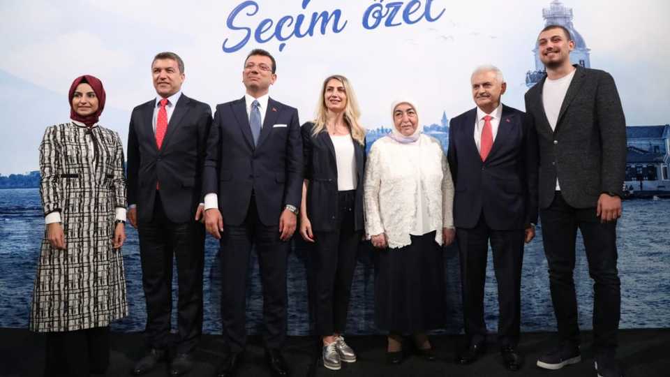 Istanbul mayoral candidate of ruling Justice and Development (AK) Party, Binali Yildirim (2nd R), his wife Semiha Yildirim (3rd R), his daughter Busra Koylubay (L), Istanbul mayoral candidate of main opposition Republican People’s Party (CHP), Ekrem Imamoglu ( 3rd L), his wife Dilek Imamoglu (4th L) and his son Selim Imamoglu (R) pose for a photo af