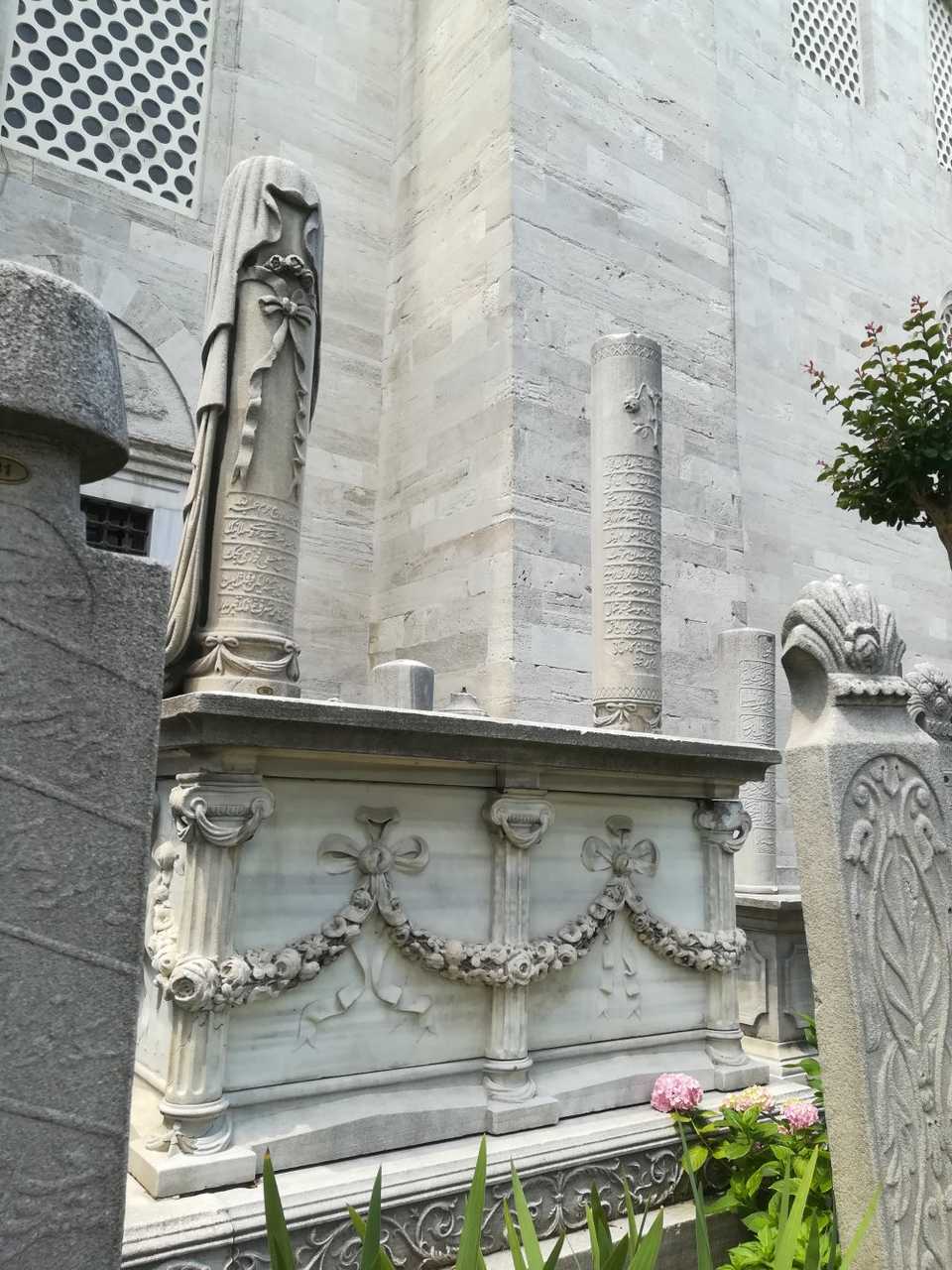 This tomb belongs to a young women Fatma Müşerref Hanım, passed away in 1910 and originally from Thessaloniki. She was engaged and passed away before she married, wherefore on the left tombestone, there is a bridal dress.