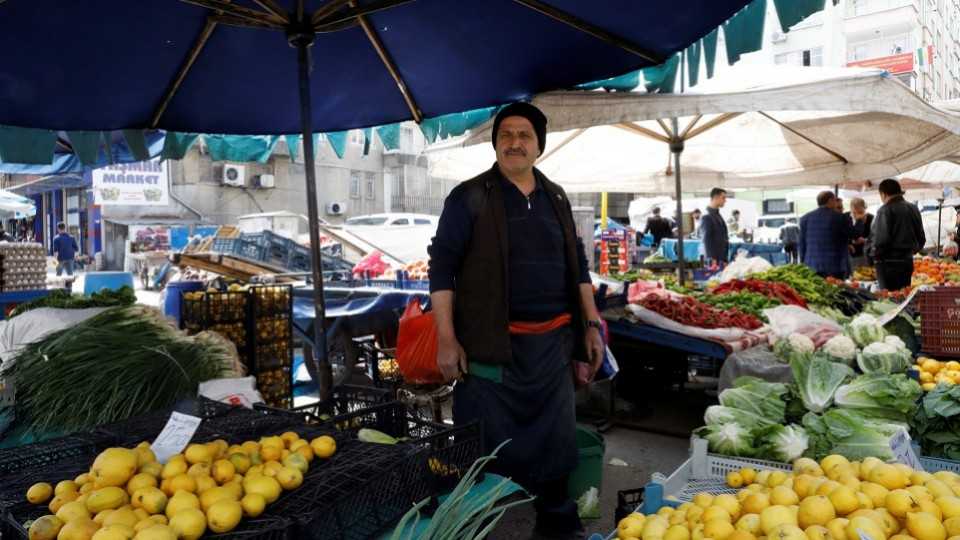 Diyarbakir stall owner Hikmet Gunduz, 52, says he will vote "yes" in the referendum. (April 6, 2017)