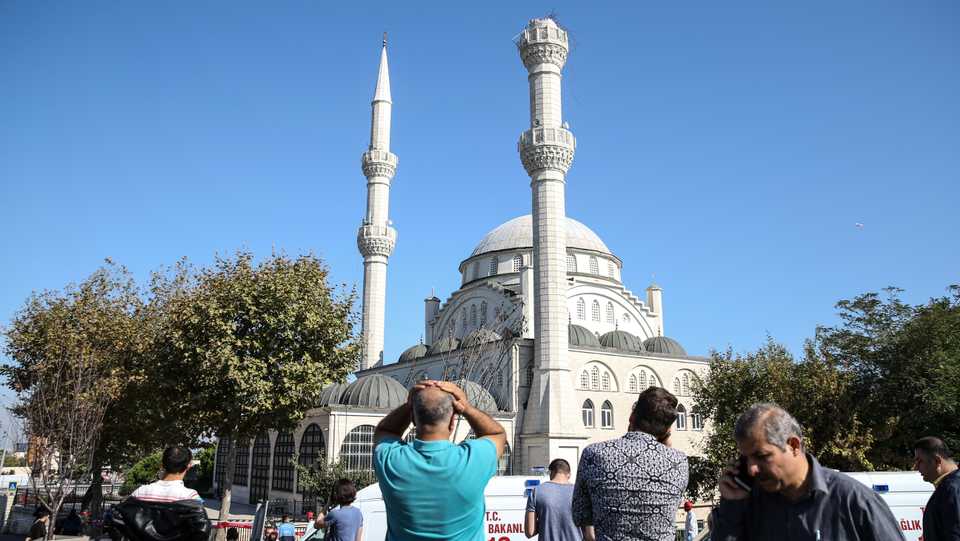 The magnitude 5.8 earthquake which hit Istanbul, as well as other cities, knocked off a mosque's minaret in Avcilar in the metropolis.