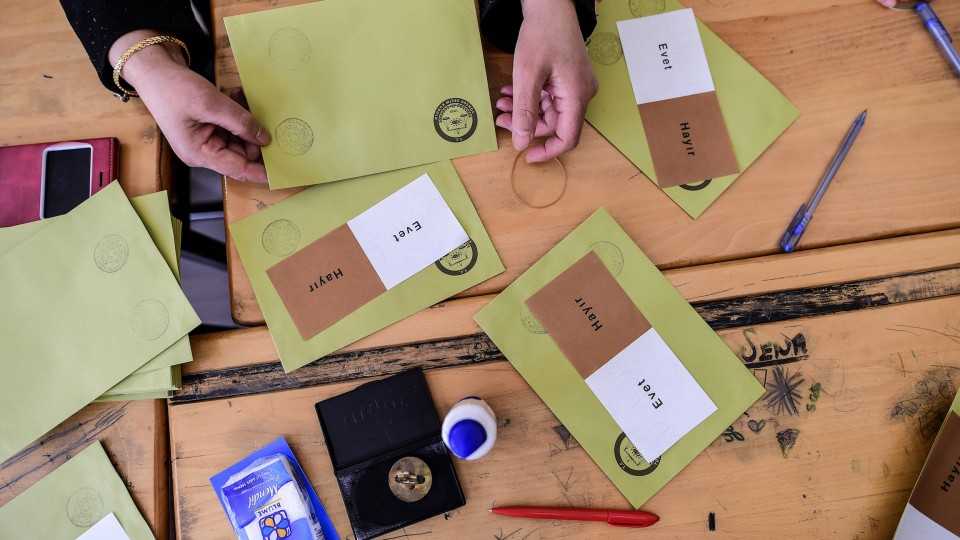 Missing stamps are at the heart of the controversy surrounding the result of Turkey's referendum on 18 constitutional amendments.