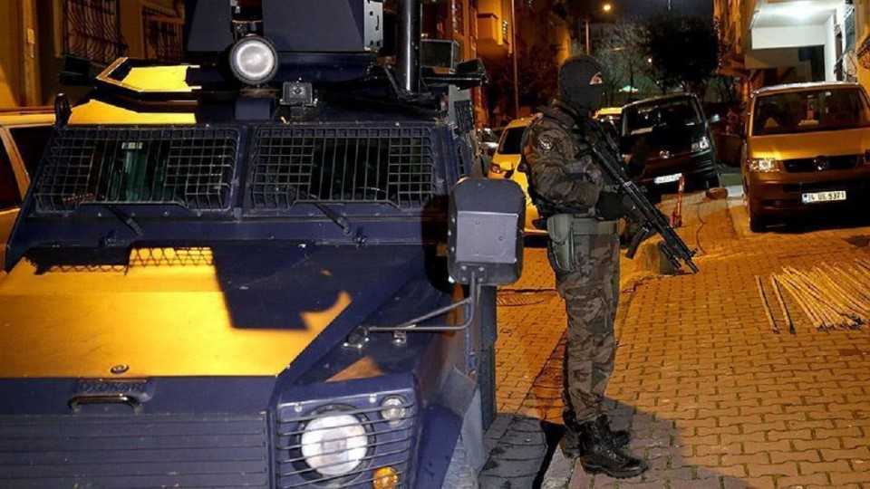 Turkish police cordoned part of Fatih district in Istanbul after a crowd directed their anger at refugees in the neighbourhood.