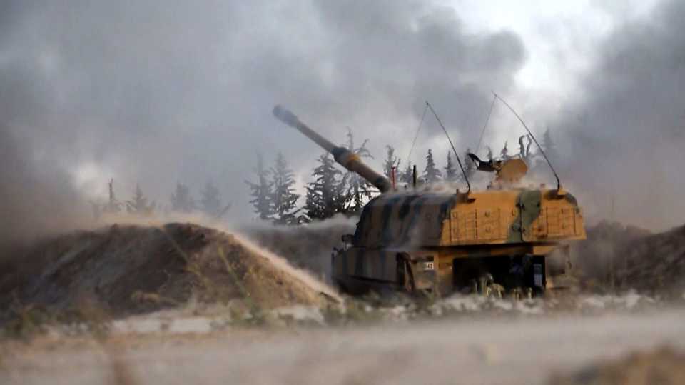This handout image grab taken from footage released on February 28, 2020 by the Turkish Defence Ministery Press Service shows a Turkish self-propelled artillery gun reportedly firing at Syrian regime targets in Idlib province, according to the Turkish defence minister.