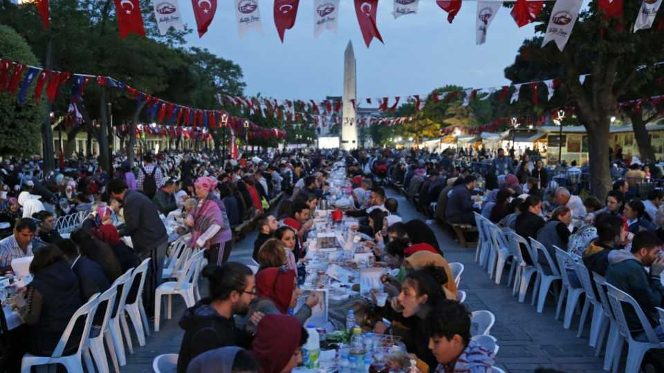 People break their fast in the historic Sultanahmet district of Istanbul, Saturday, May 27, 2017 on the first day of the fasting month of Ramadan. 