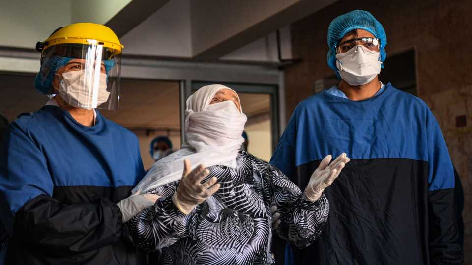 Medical staff cheer as Alye Gunduz, 93 years old, who was treated for Covid-19 is escorted to be discharged from the Istanbul University Cerrahpasa medical faculty hospital after ten days of treatment. April 10, 2020.
