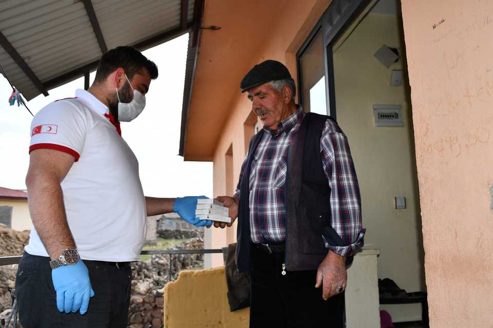 Turkey’s Red Crescent workers and volunteers distributing medicine to older people who are not allowed to leave their homes.