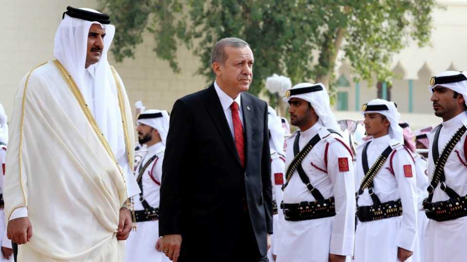 Qatar's Emir Tamim bin Hamad Al Thani (L) and Turkey's President Recep Tayyip Erdogan (R) inspect a military honour guard during a ceremony in Doha, Qatar. (File photo)