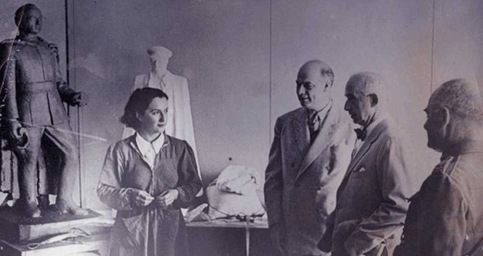 In 1938, Bengutas won the national Ataturk Sculpture Competition, as well as the Inonu Sculpture Competition.