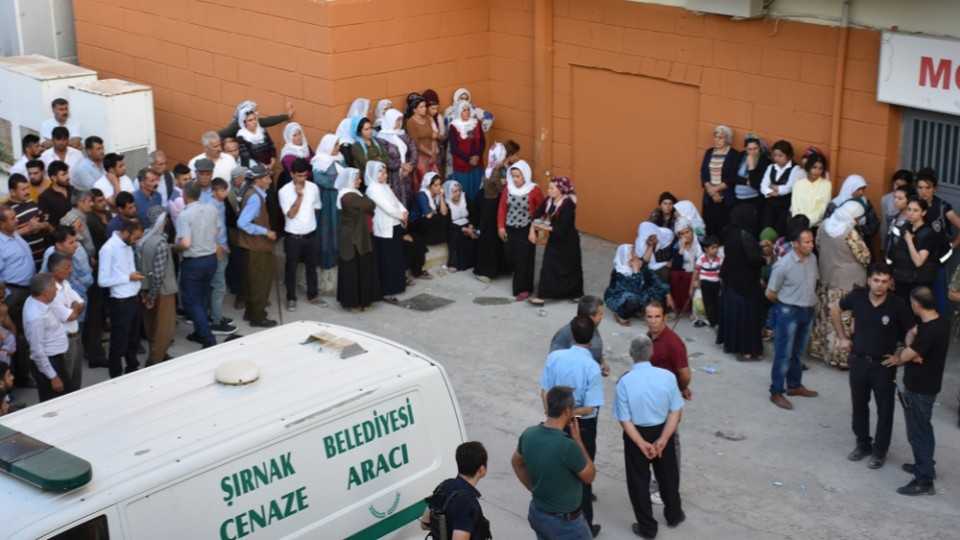 Acquaintances of the guards gathered in front of the hospital in a show of solidarity with the relatives of the victims.