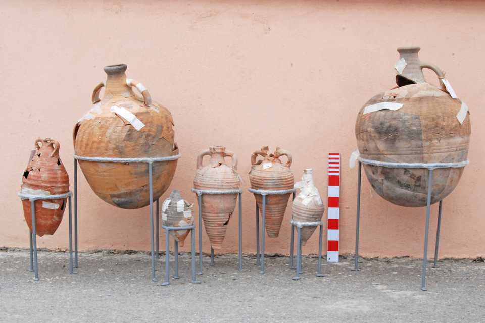 Amphoras in varying sizes originating from various faraway civilisations.