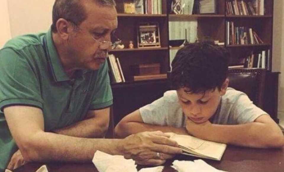 Erdogan's photo with his grandchild Akif Albayrak while reciting the Quran was taken shortly before the attempt. This picture later went viral on social media. 
