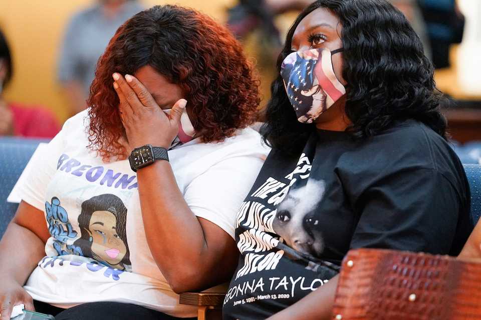 Tamika Palmer, the mother of Breonna Taylor, weeps during a news conference announcing a $12 million civil settlement between the estate of Breonna Taylor and the City of Louisville, Kentucky, US. September 15, 2020.